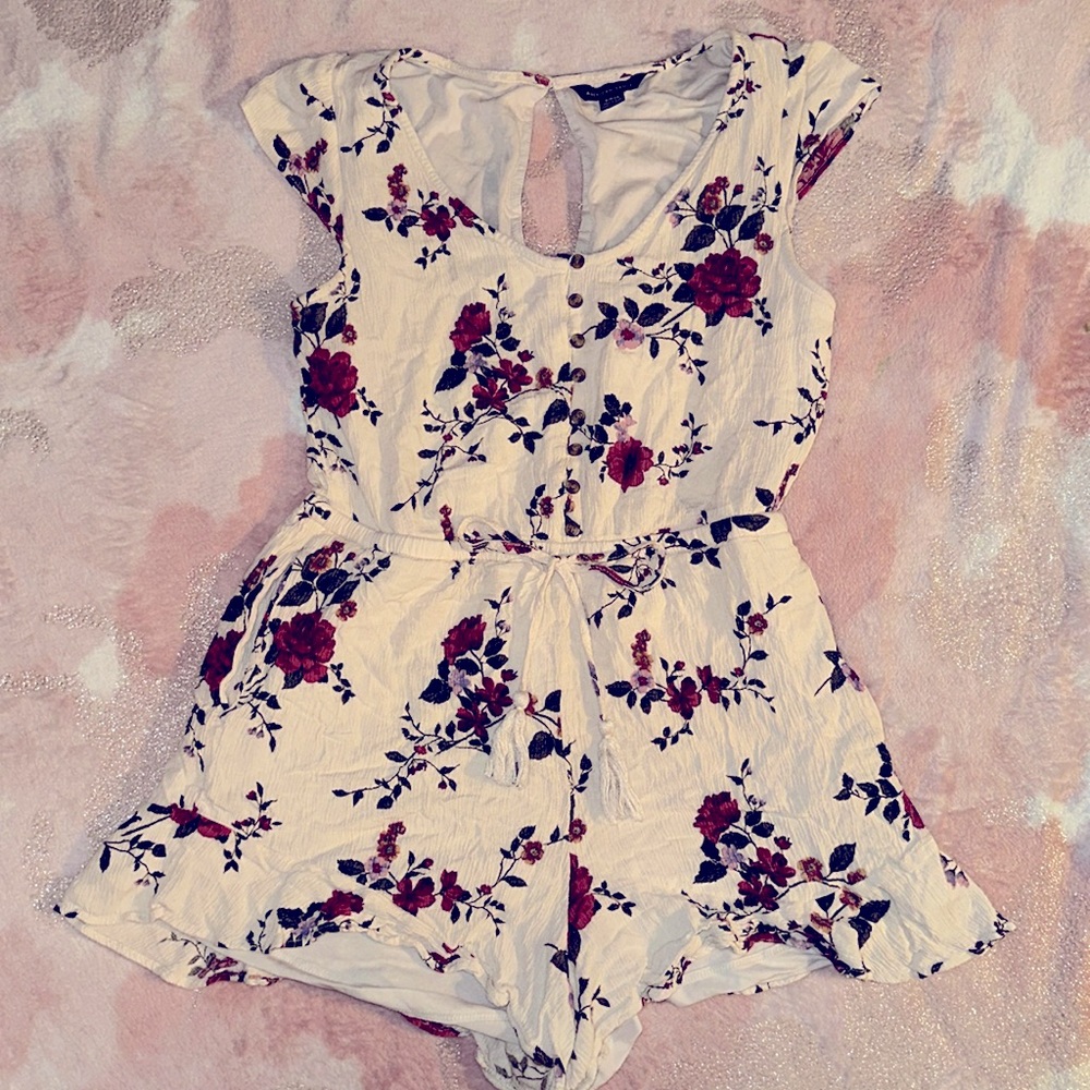 🇺🇸🦅American Eagle one piece shorts outfit, floral rose design, size S 🦅